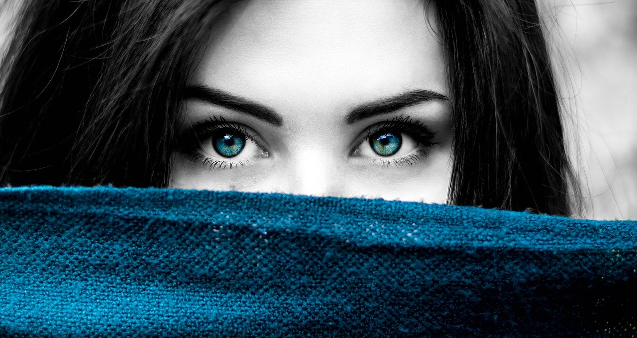 Jaki kolor włosów pasuje do niebieskich oczu i jasnej karnacji?